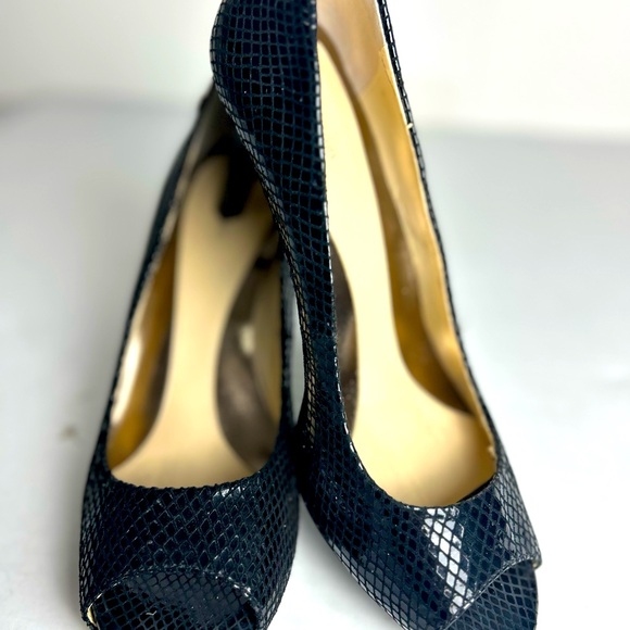 CALVIN KLEIN WOMEN’S KLYE BLACK PYTHON OPEN TOE PUMPS. SIZE 8M - Picture 4 of 6